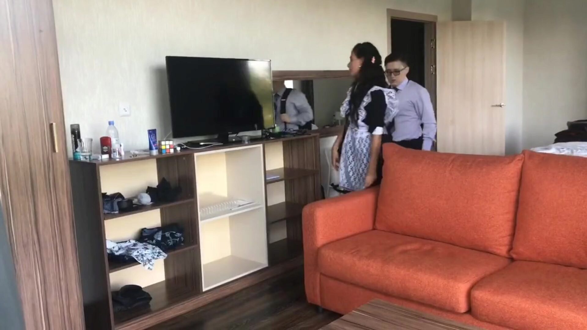 Одноклассник трахнул скромную школьницу в анал. Первый раз в анал